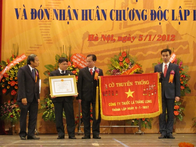 Các đồng chí Lãnh đạo Công ty Thuốc lá Thăng Long đón nhận Huân chương Độc lập hạng nhất